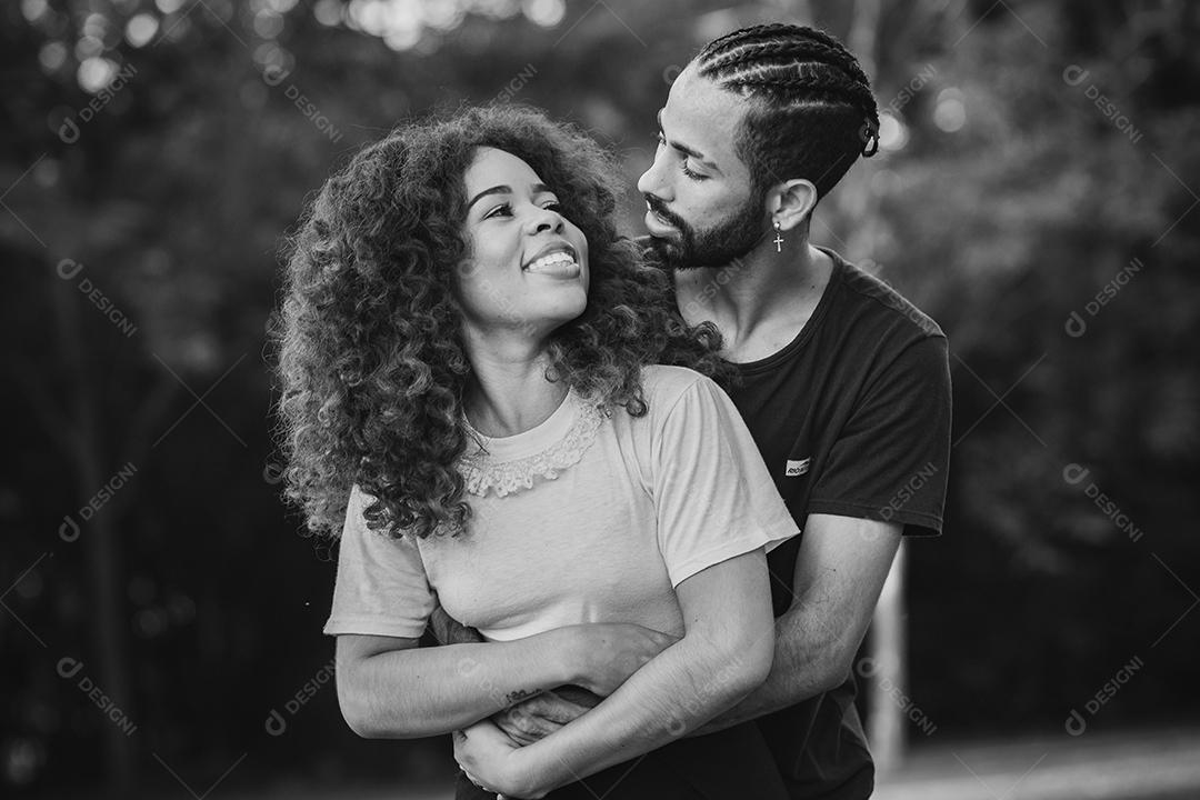 Casal de namorados negro no parque apaixonado. Casal apaixonado de amantes. conceito de dia dos namorados