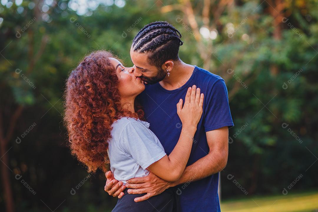 Casal de namorados negro no parque apaixonado. Casal apaixonado de amantes. conceito de dia dos namorados