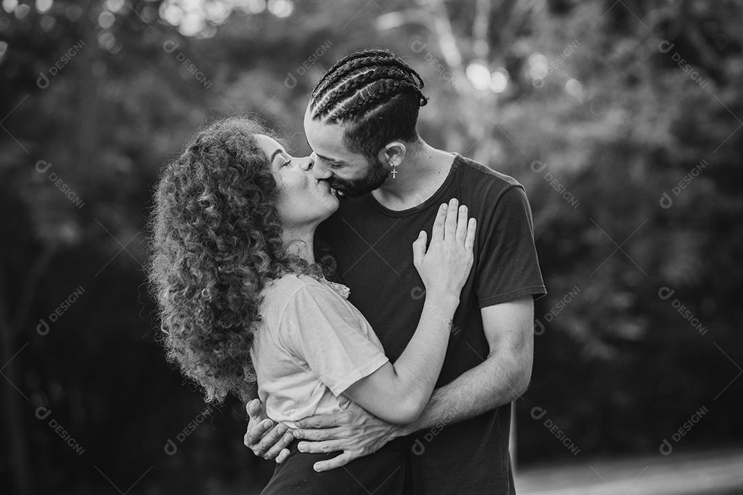 Casal de namorados negro no parque apaixonado. Casal apaixonado de amantes. conceito de dia dos namorados