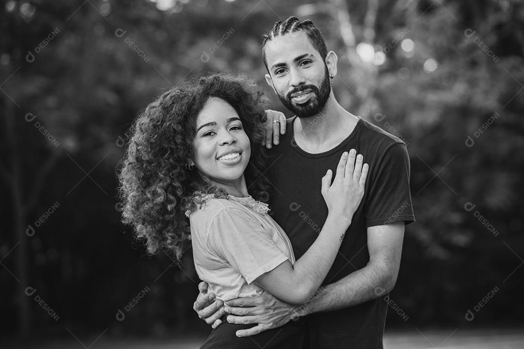 Casal de namorados negro no parque apaixonado. Casal apaixonado de amantes. conceito de dia dos namorados