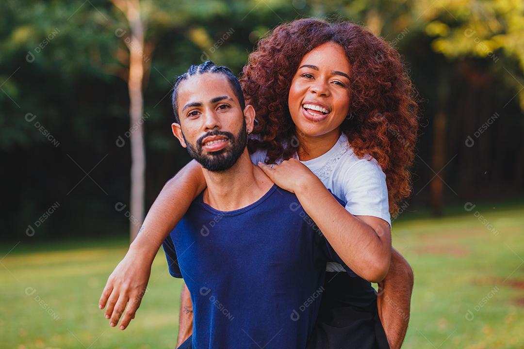 Casal de namorados negro no parque apaixonado. Casal apaixonado de amantes. conceito de dia dos namorados