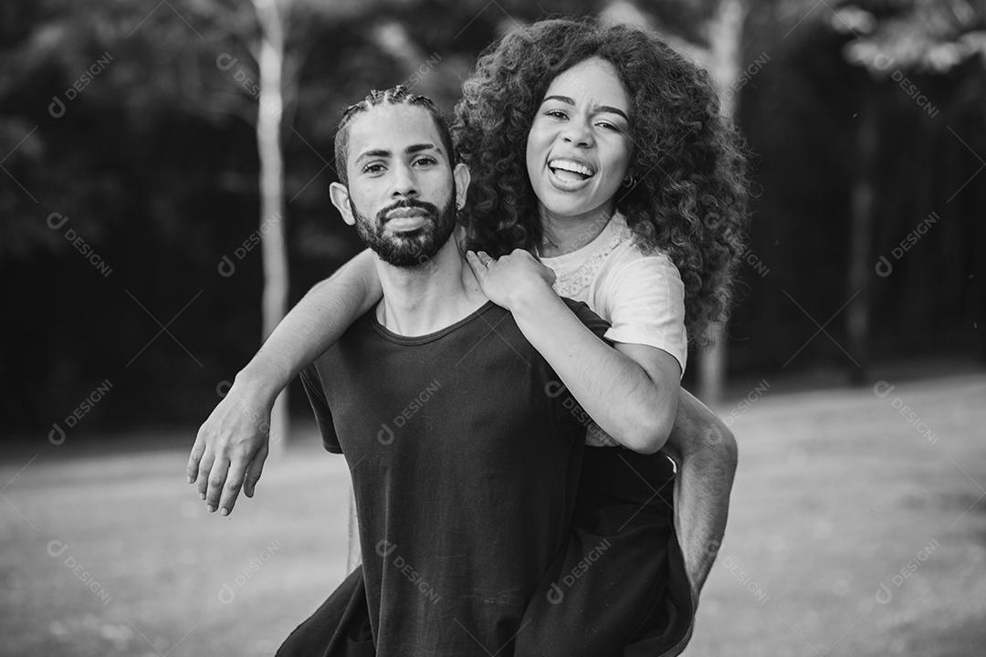 Casal de namorados negro no parque apaixonado. Casal apaixonado de amantes. conceito de dia dos namorados