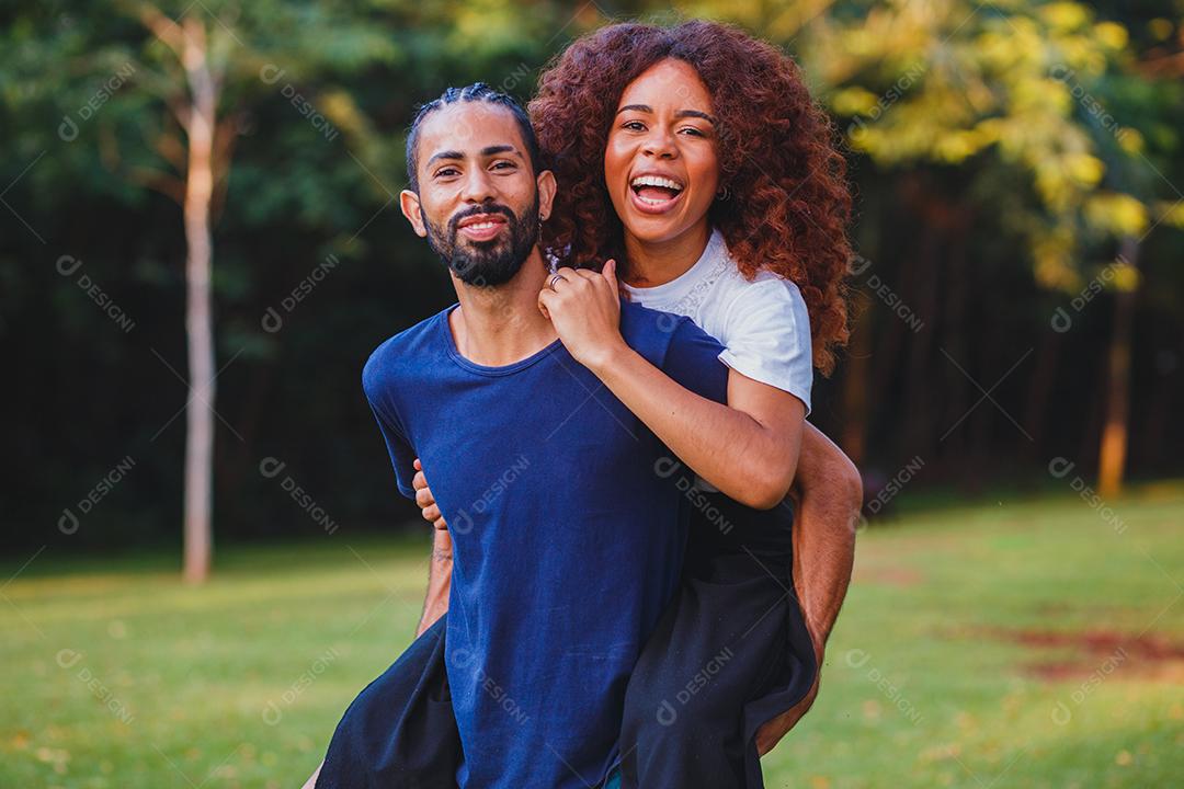 Casal de namorados negro no parque apaixonado. Casal apaixonado de amantes. conceito de dia dos namorados
