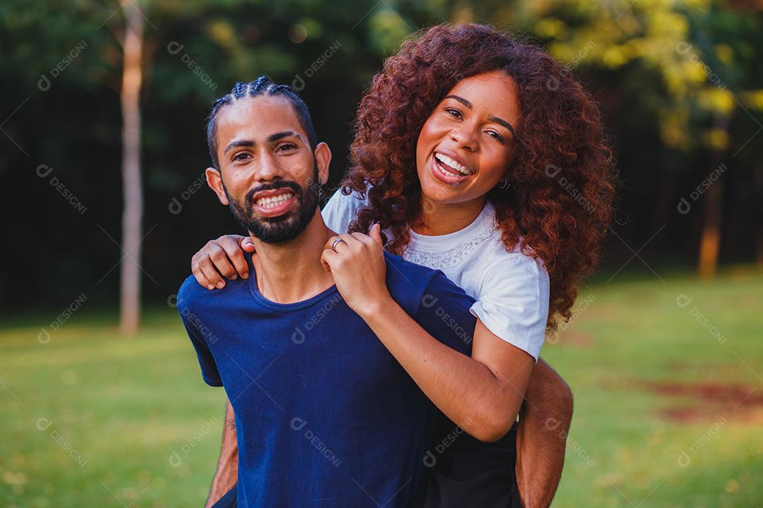 Casal de namorados negro no parque apaixonado. Casal apaixonado de amantes. conceito de dia dos namorados