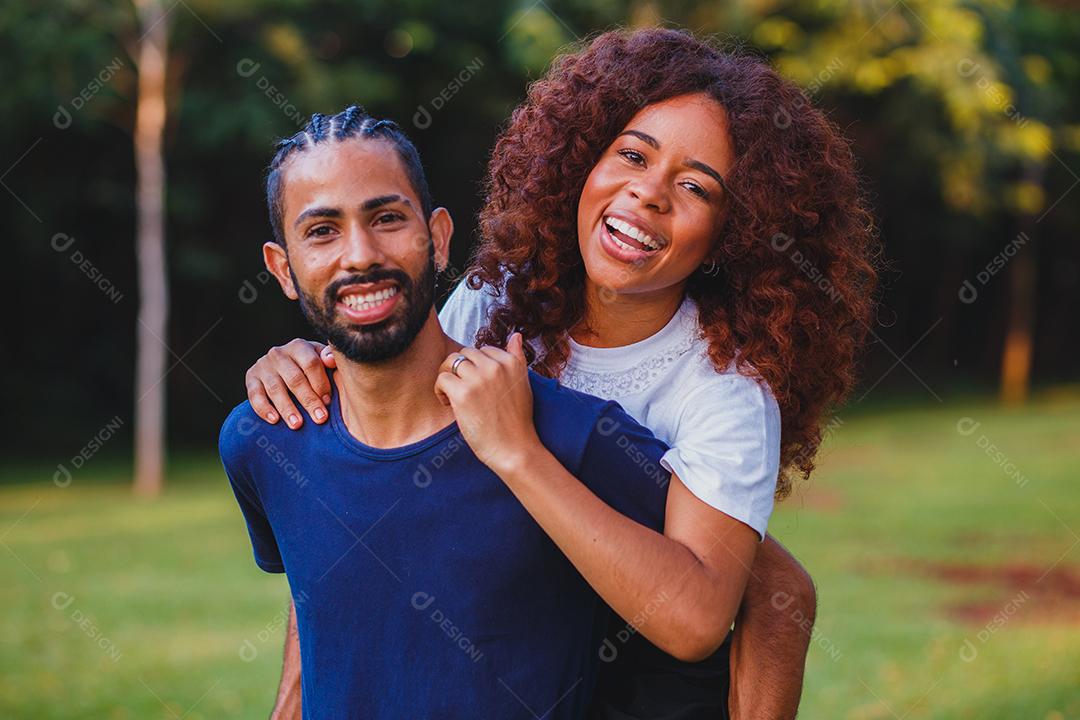Casal de namorados negro no parque apaixonado. Casal apaixonado de amantes. conceito de dia dos namorados