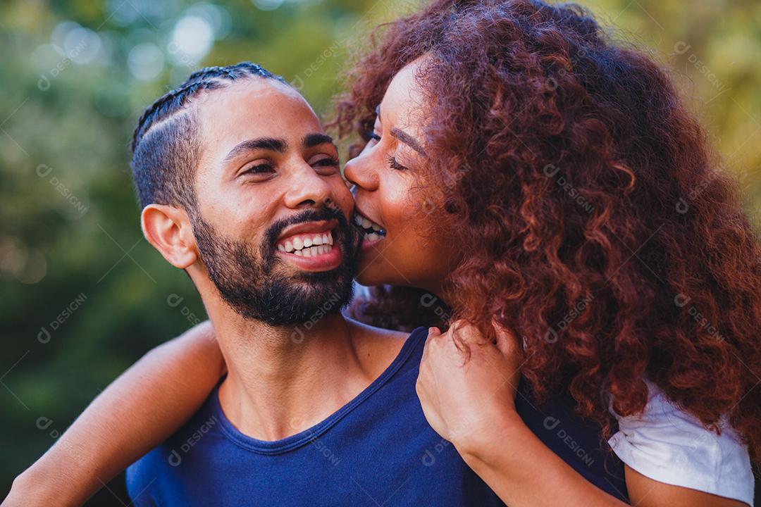 Casal de namorados negro no parque apaixonado. Casal apaixonado de amantes. conceito de dia dos namorados