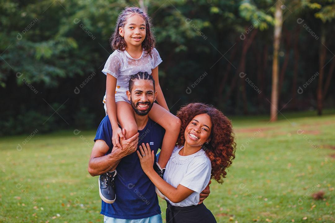 pais e filha no parque