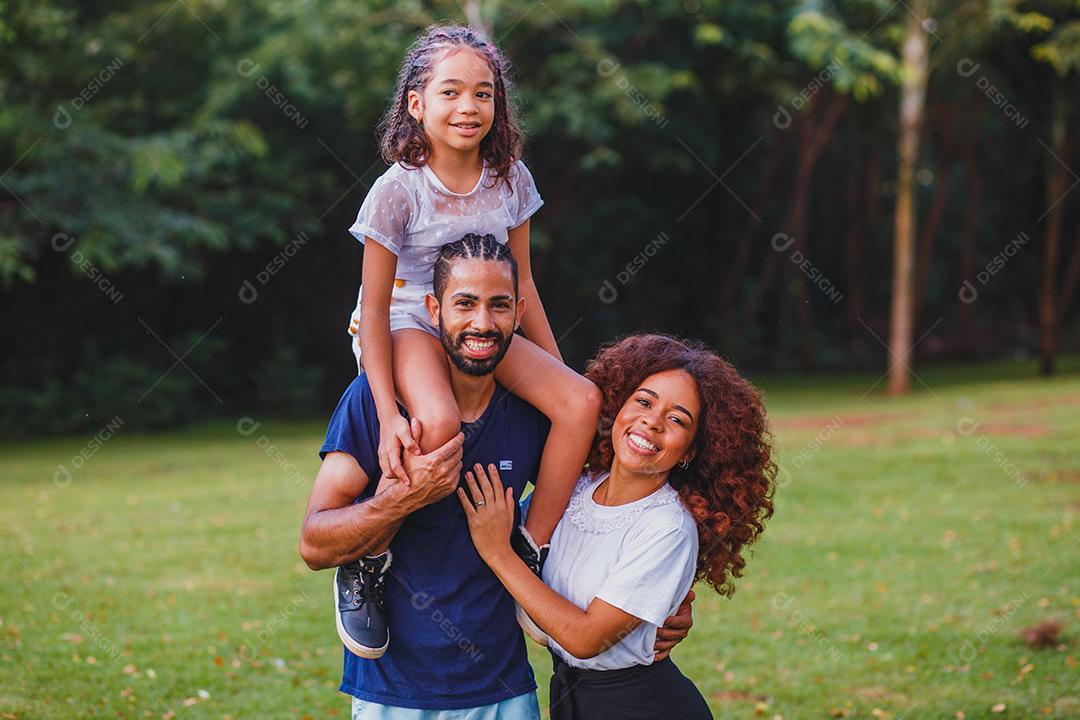 pais e filha no parque