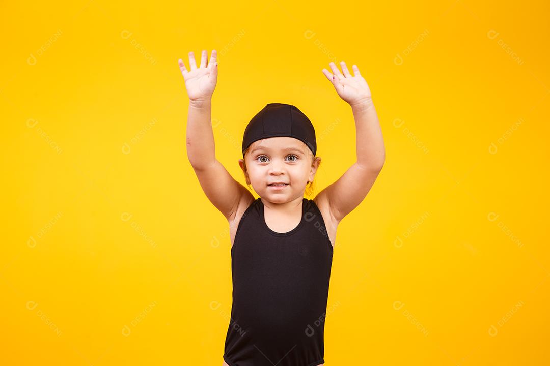 Menina vestindo roupa de praia em fundo amarelo. Conceito de verão e férias