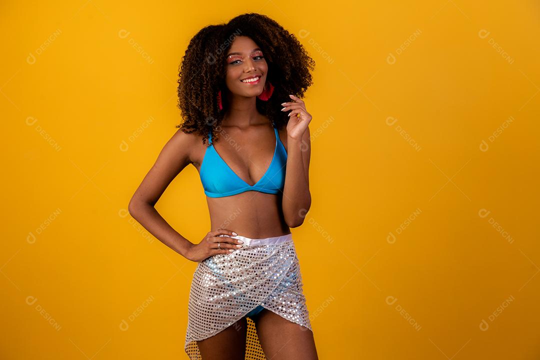 Linda garota afro com cabelo encaracolado e sorriso de biquíni para a câmera