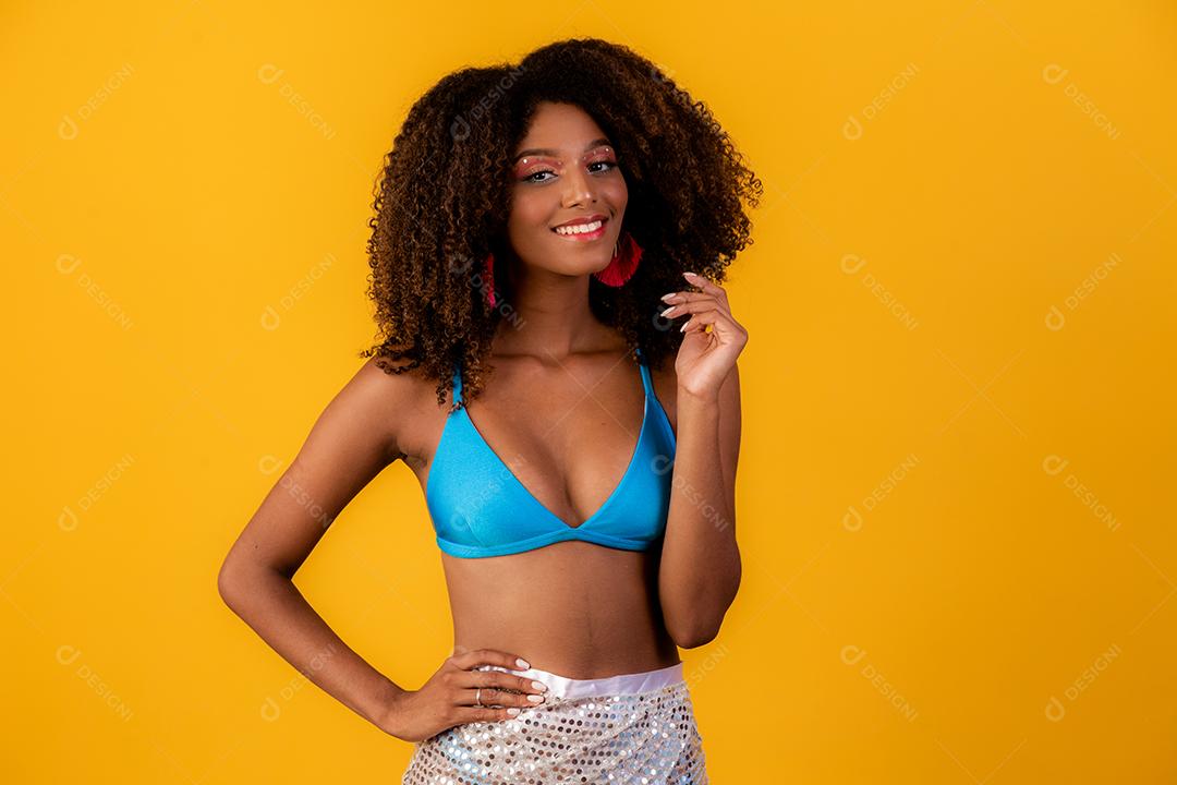 Linda garota afro com cabelo encaracolado e sorriso de biquíni no veio