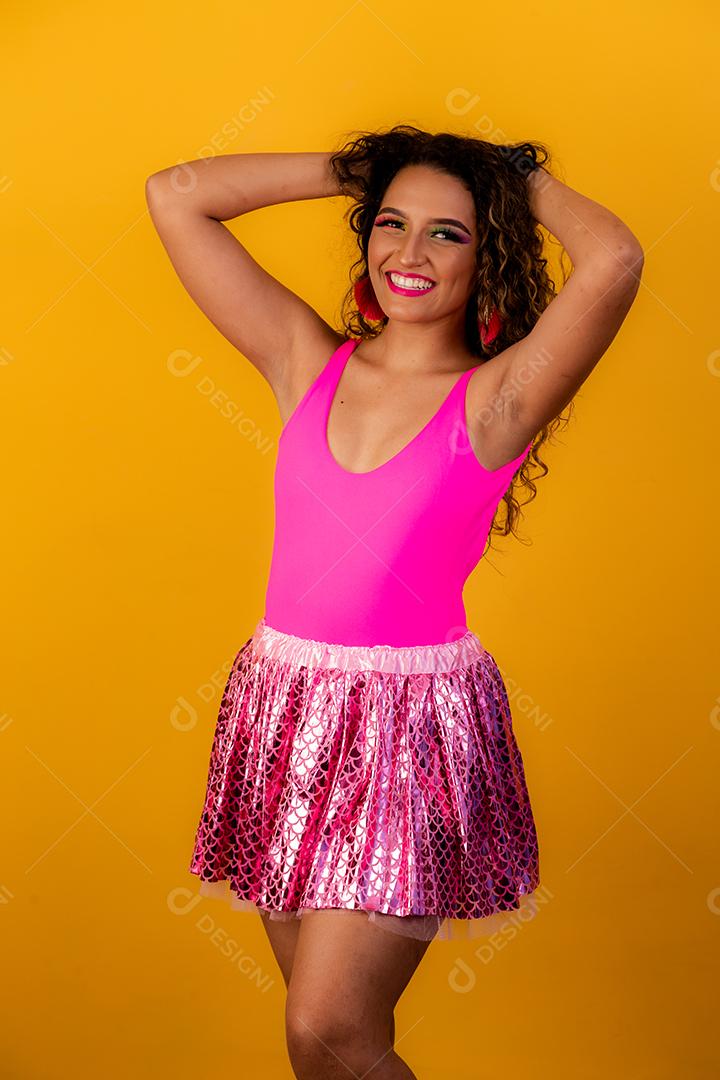 Linda mulher afro vestida para o carnaval.