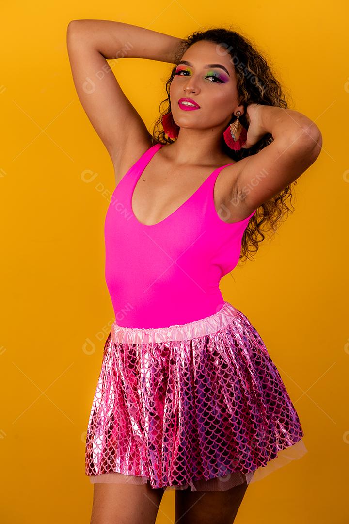 Linda mulher afro vestida para o carnaval.