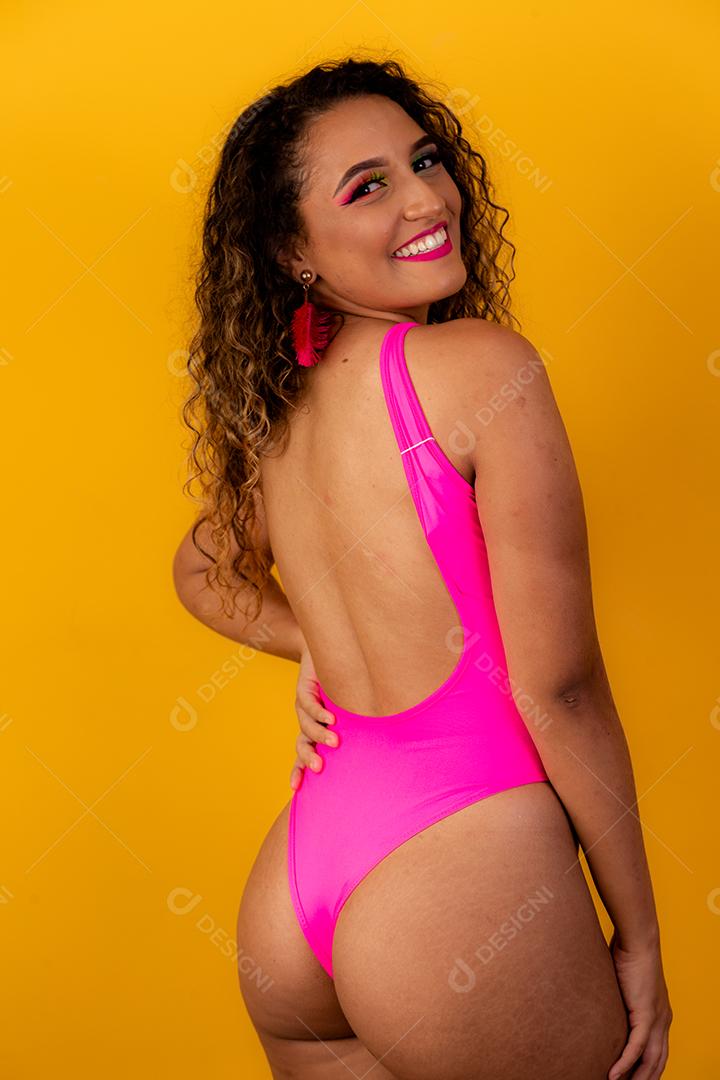 Retrato da beleza da mulher afro-americana com penteado afro e maquiagem glamour. mulher brasileira. Mestiço