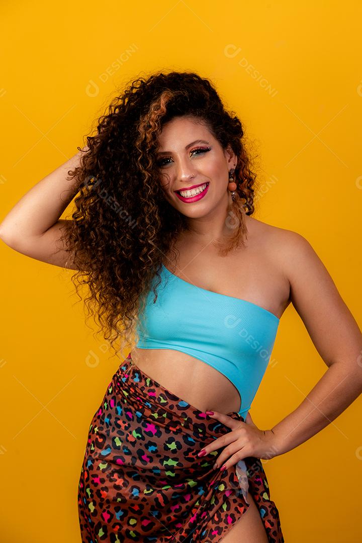 Retrato da beleza da mulher afro-americana com penteado afro e maquiagem glamour. mulher brasileira. Mestiço