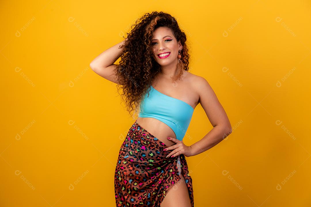 Retrato da beleza da mulher afro-americana com penteado afro e maquiagem glamour. mulher brasileira. Mestiço