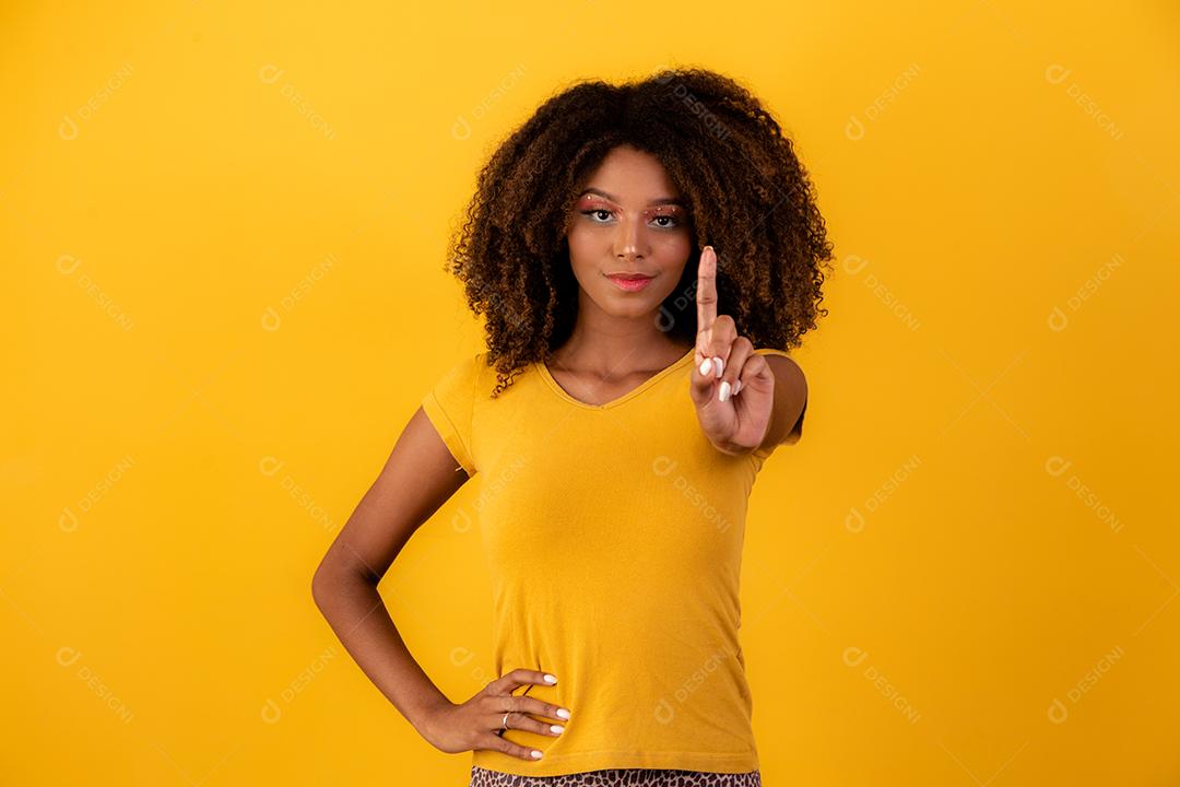mulher afro não fazendo nenhum gesto com o dedo