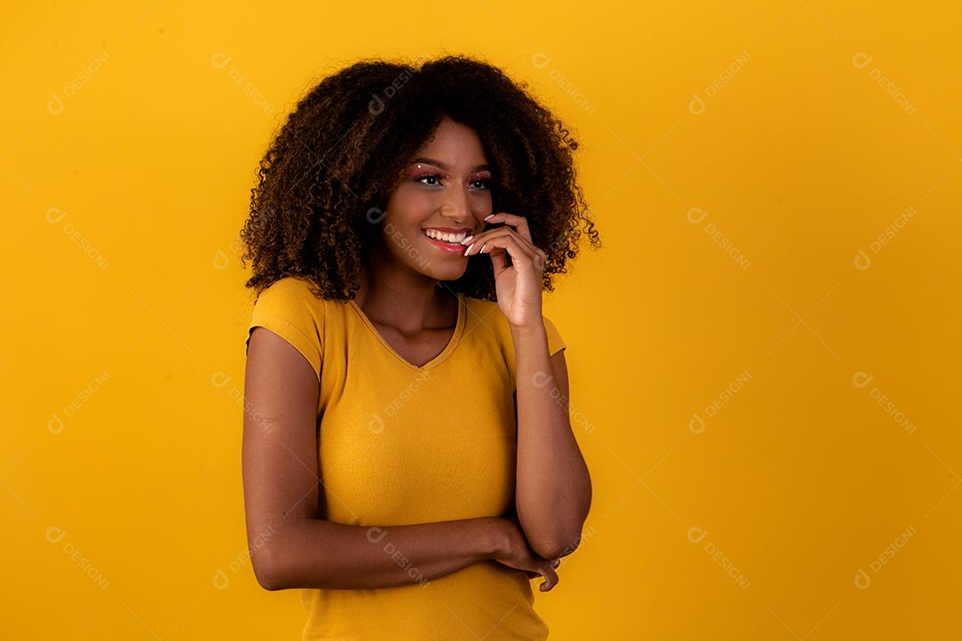 Mulher afro nervosa em fundo amarelo