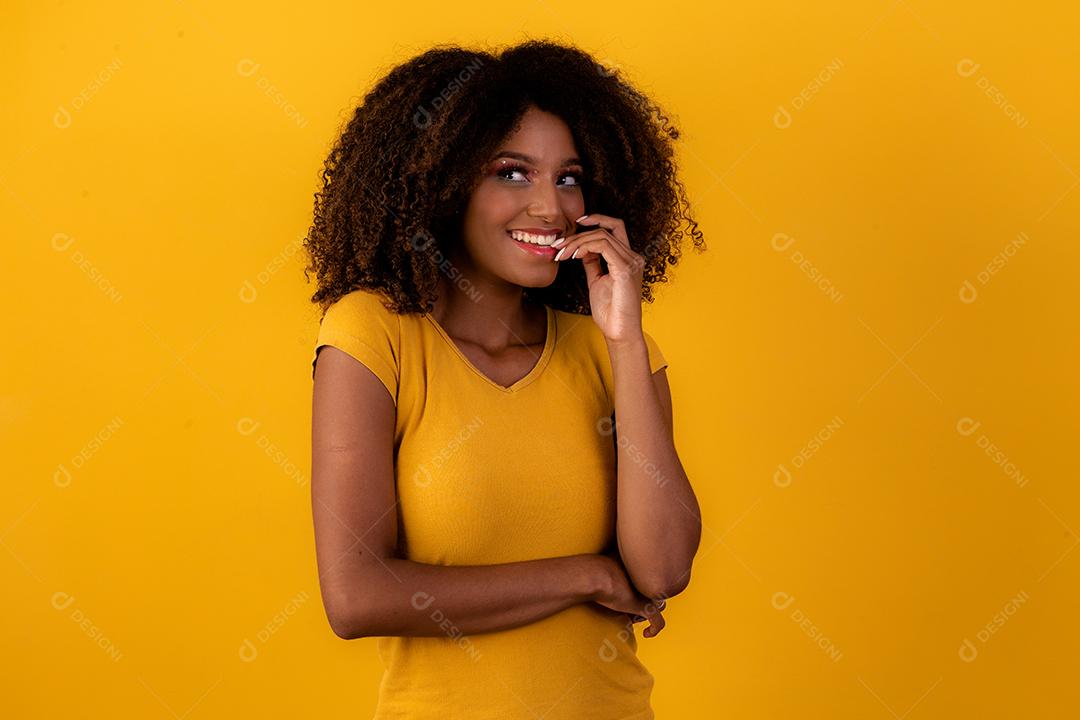 Mulher afro nervosa em fundo amarelo