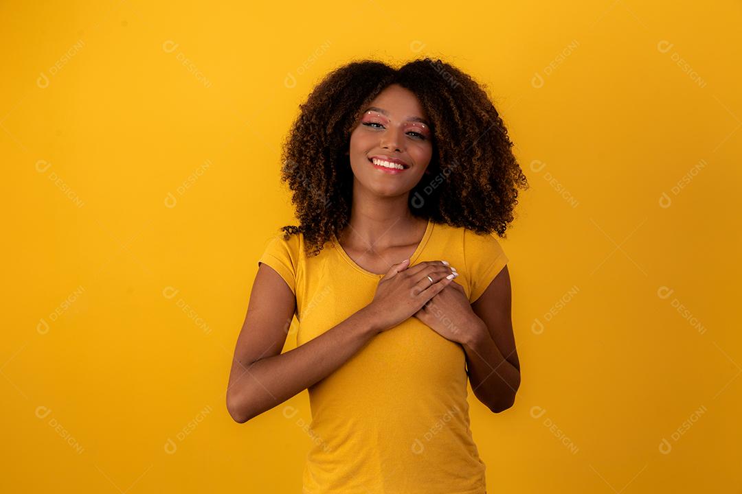 Gratidão de mulher afro sorrindo para a câmera