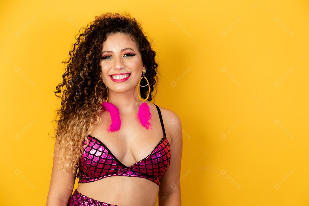 Mulher bonita vestida para a noite de carnaval. Mulher afro com maquiagem de carnaval