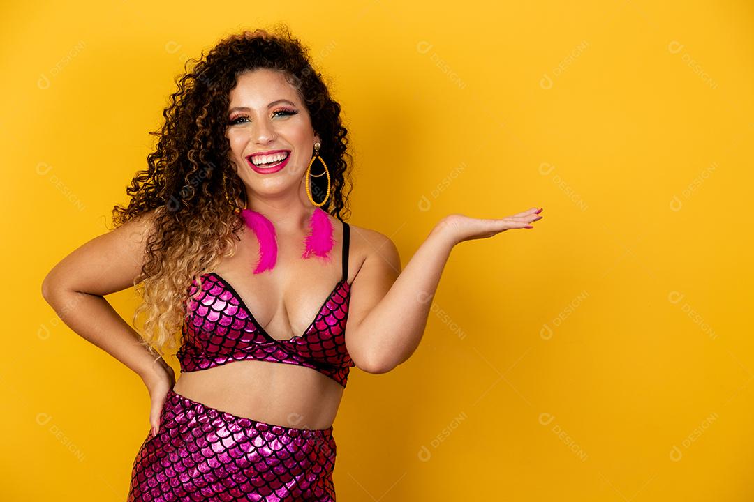 Mulher bonita vestida para a noite de carnaval. Mulher afro com maquiagem de carnaval