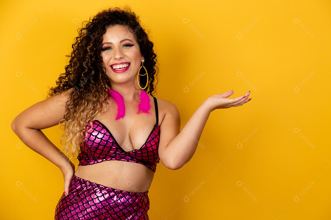 Mulher bonita vestida para a noite de carnaval. Mulher afro com maquiagem de carnaval