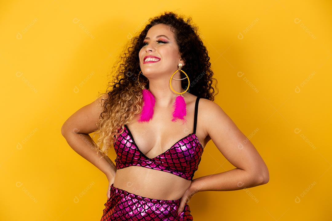 Mulher bonita vestida para a noite de carnaval. Mulher afro com maquiagem de carnaval