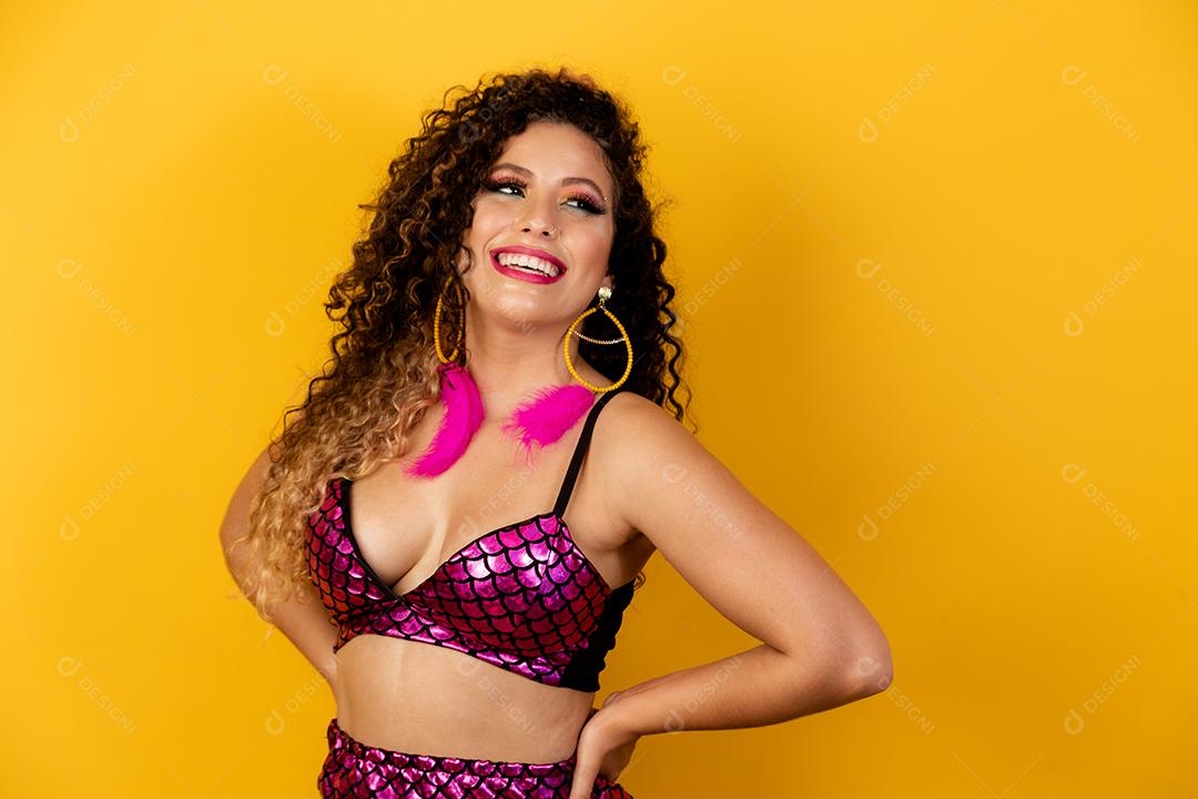 Mulher bonita vestida para a noite de carnaval. Mulher afro com maquiagem de carnaval