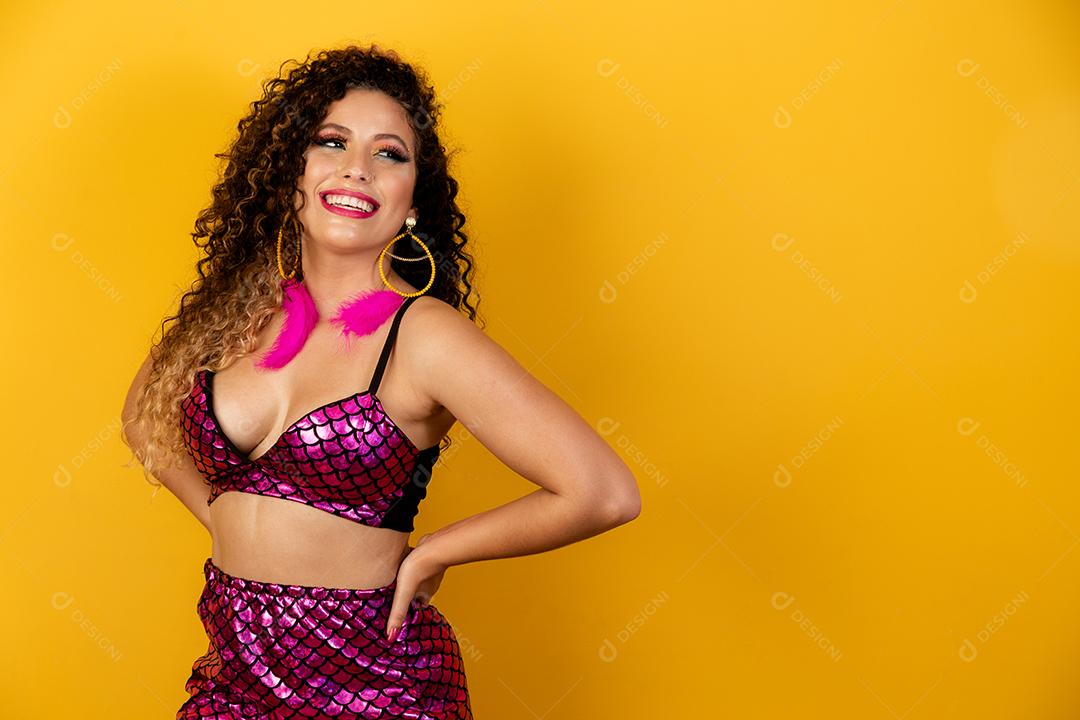 Mulher bonita vestida para a noite de carnaval. Mulher afro com maquiagem de carnaval