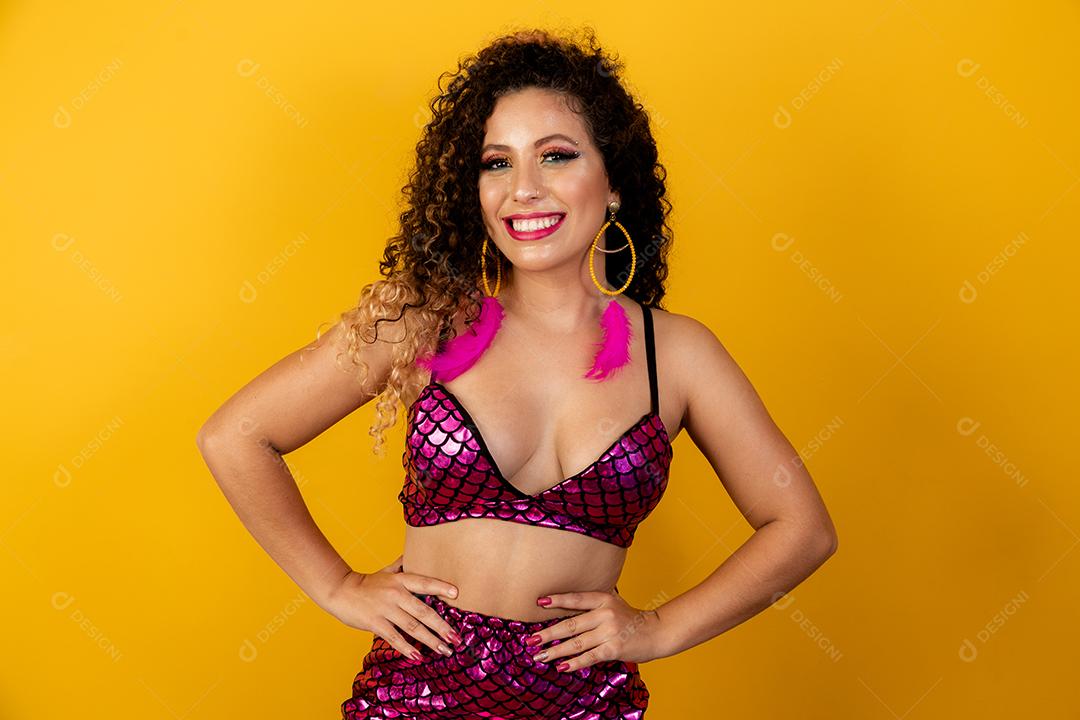 Mulher bonita vestida para a noite de carnaval. Mulher afro com maquiagem de carnaval