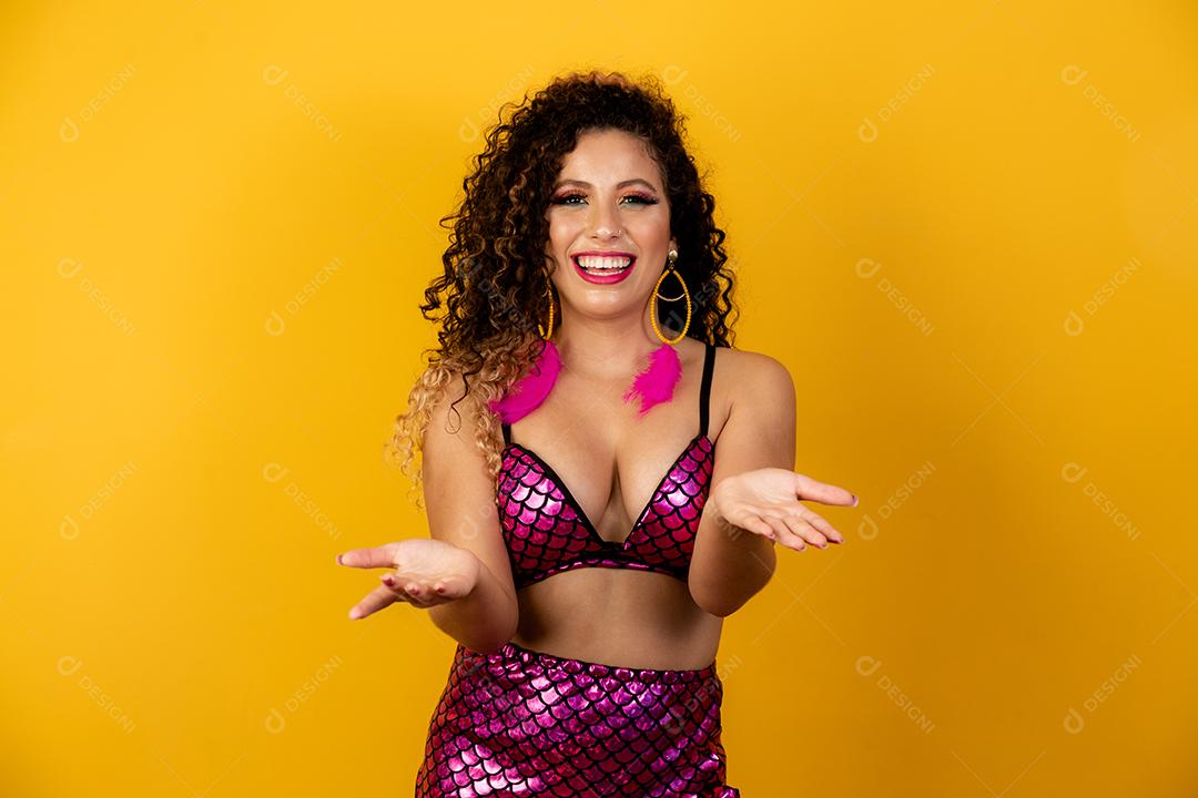 Mulher bonita vestida para a noite de carnaval. Mulher afro com maquiagem de carnaval