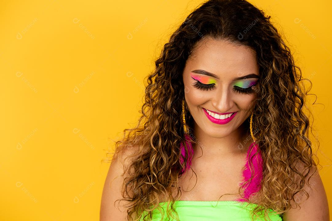 Carnaval Maquiagem para celebrar o Carnaval do Brasil. Tendência de maquiagem e acessórios para o carnaval.