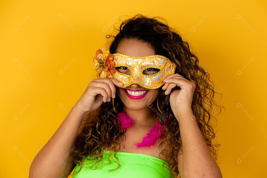 Mulher bonita vestida para a noite de carnaval. Mulher afro com maquiagem de carnaval.