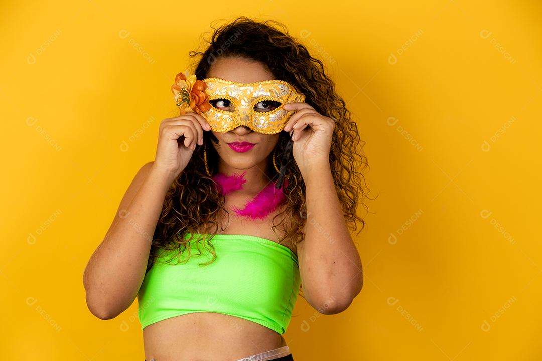 Mulher bonita vestida para a noite de carnaval. Mulher afro com maquiagem de carnaval.