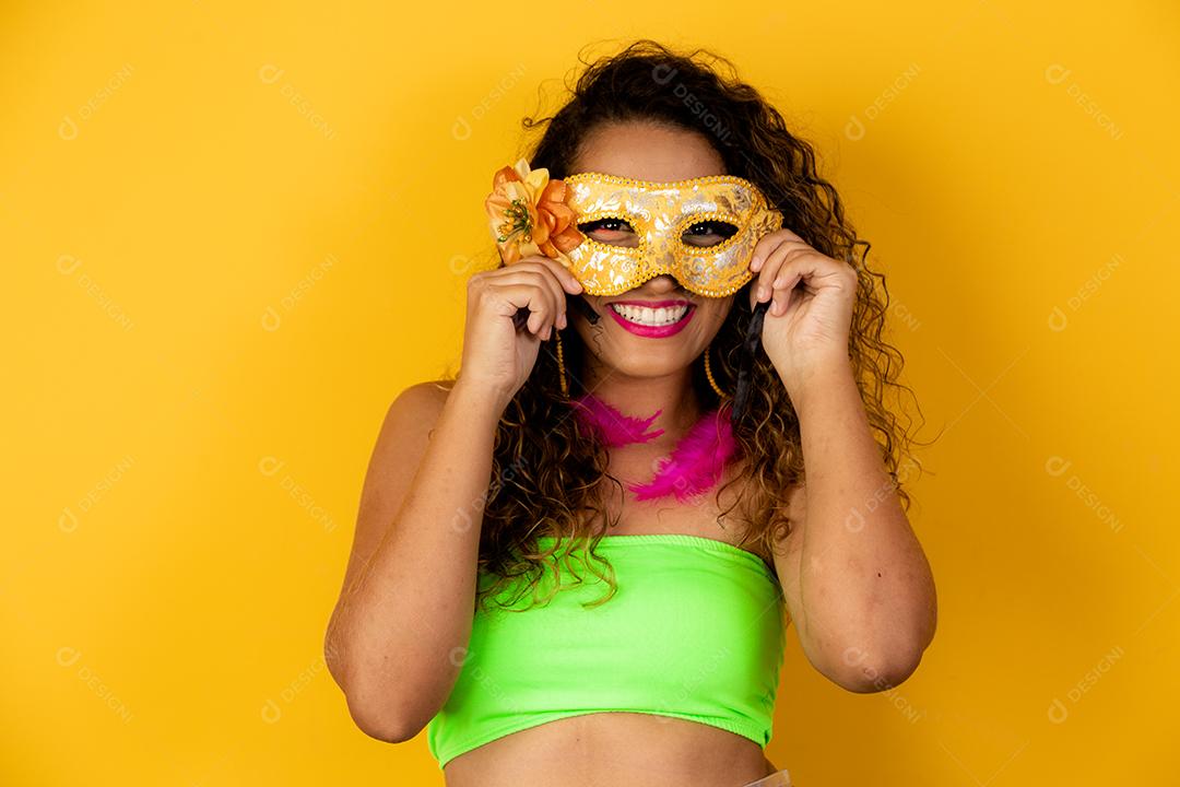 Mulher bonita vestida para a noite de carnaval. Mulher afro com maquiagem de carnaval.