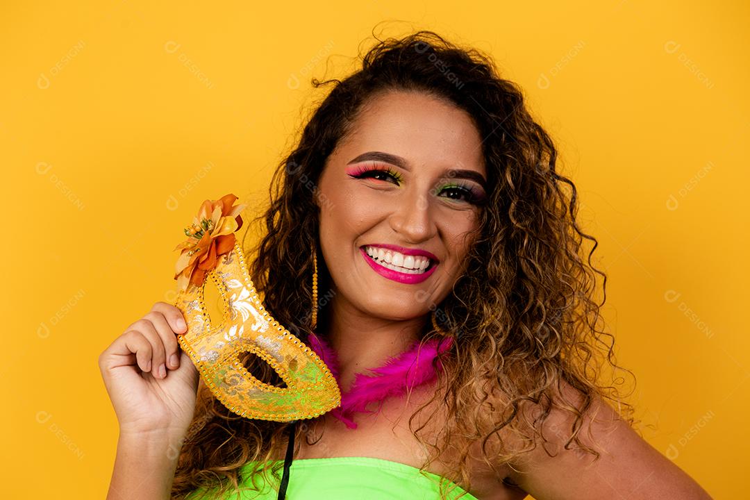 Mulher bonita vestida para a noite de carnaval. Mulher afro com maquiagem de carnaval.
