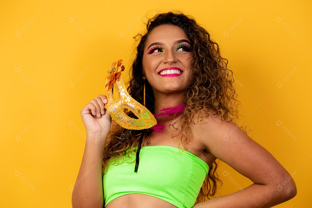 Mulher bonita vestida para a noite de carnaval. Mulher afro com maquiagem de carnaval.