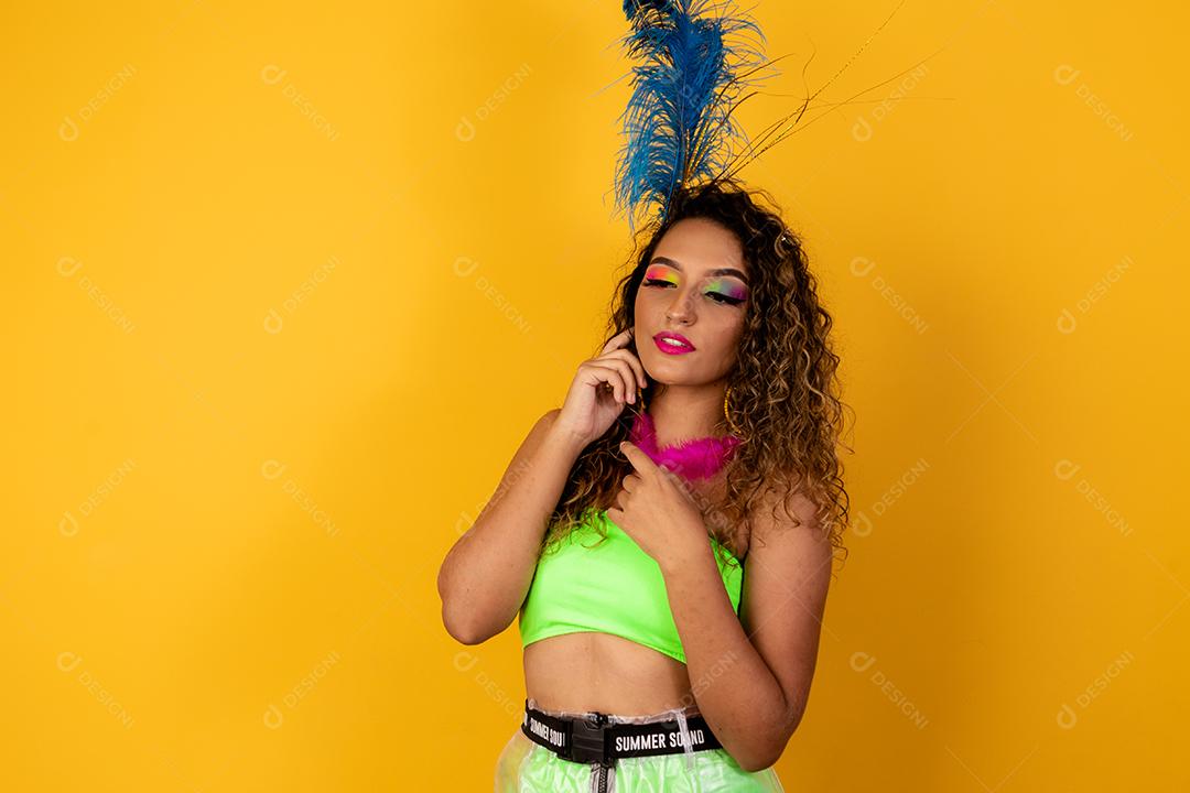 Mulher bonita vestida para a noite de carnaval. Mulher afro com maquiagem de carnaval.