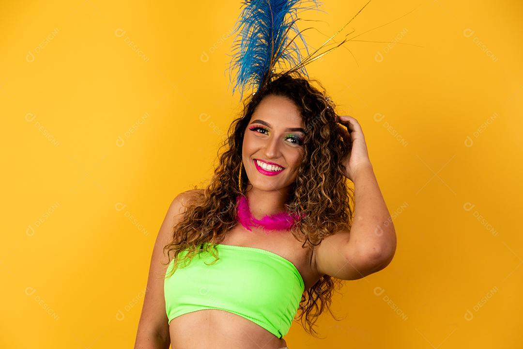 Mulher bonita vestida para a noite de carnaval. Mulher afro com maquiagem de carnaval.