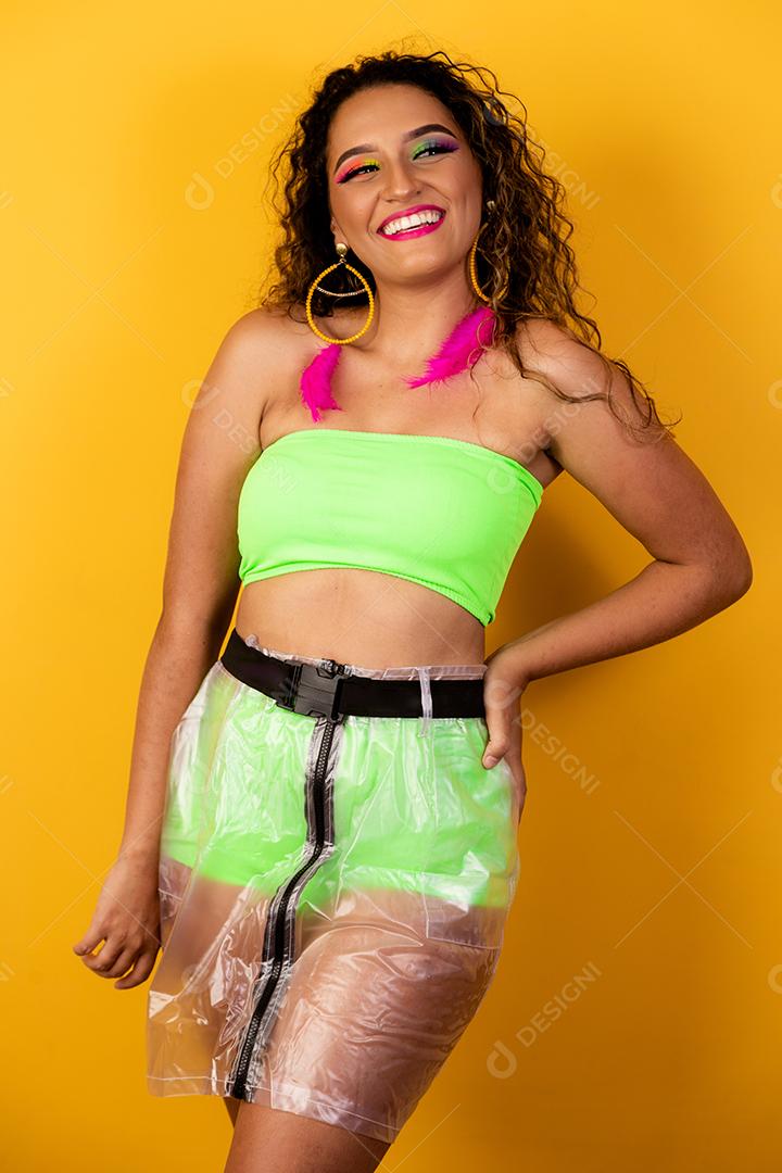 Mulher bonita vestida para a noite de carnaval. Mulher afro com maquiagem de carnaval.