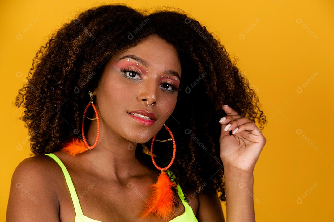 Carnaval Maquiagem para celebrar o Carnaval do Brasil. Tendência de maquiagem e acessórios para o carnaval.