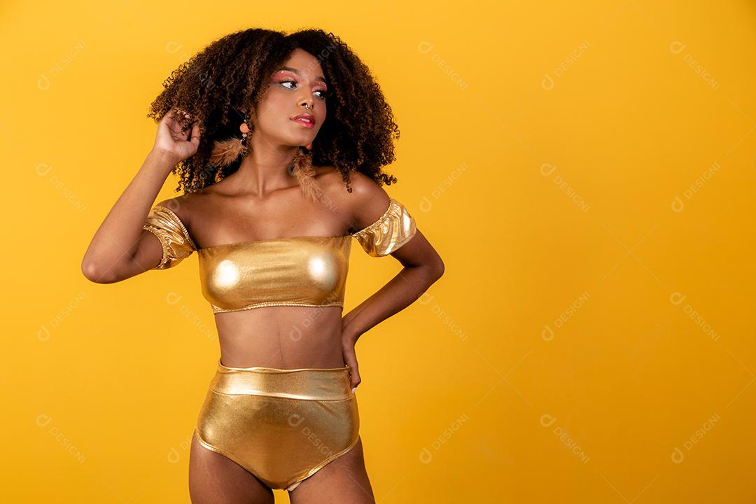 Linda mulher afro vestida para o carnaval.