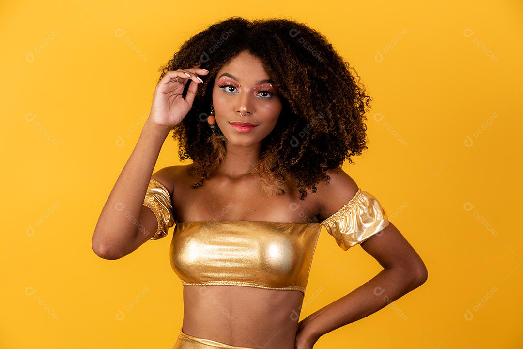 Linda mulher afro vestida para o carnaval.