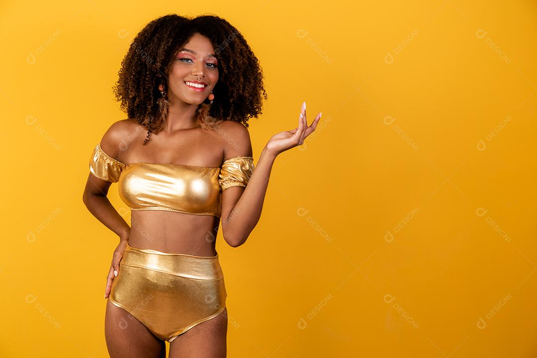 Mulher bonita vestida para a noite de carnaval. Mulher afro com maquiagem de carnaval
