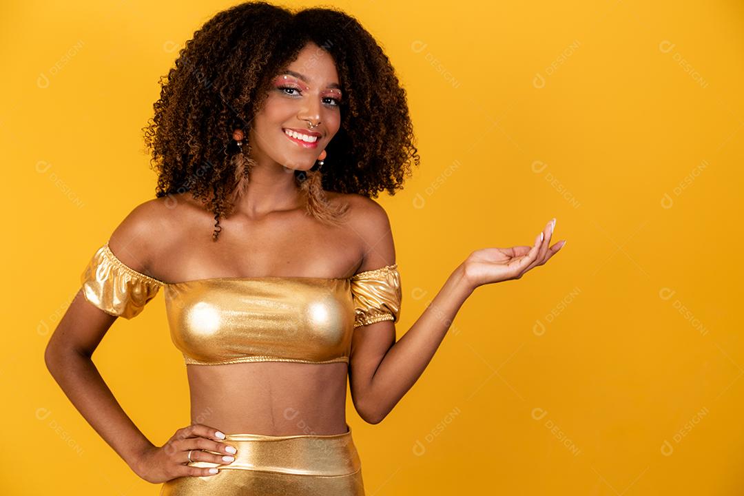 Mulher bonita vestida para a noite de carnaval. Mulher afro com maquiagem de carnaval