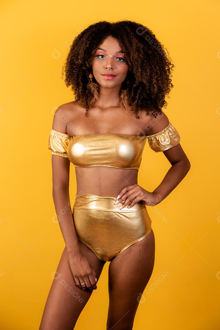 Mulher bonita vestida para a noite de carnaval. Mulher afro com maquiagem de carnaval