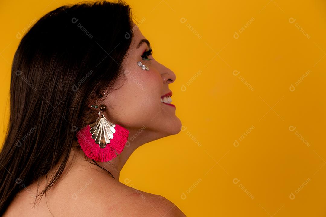 jovem com maquiagem para o carnaval