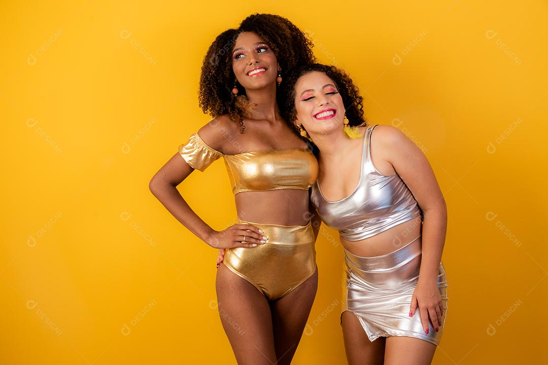 amigas felizes vestidos para festa de carnaval