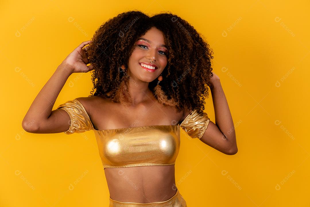 Linda mulher afro vestida para o carnaval.